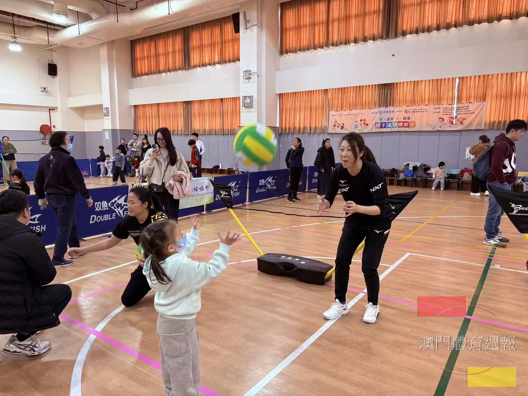 C1 氣排球隊員引領小朋友專注參與.JPG